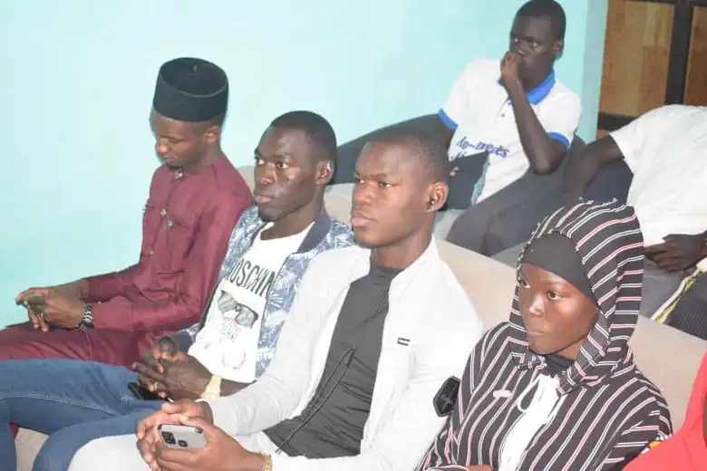 Membres du CDE assis lors d'une assemblée