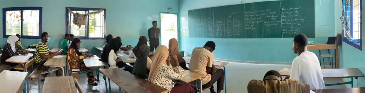 Salle de classe pleine pendant une séance d'anglais du Carrefour de l'Éducation