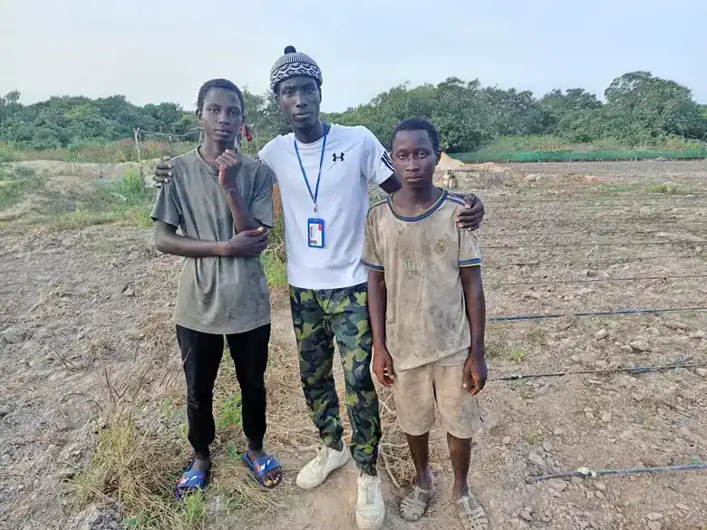 Missionnaire du CDE avec deux jeunes du village de Diender, à Bayakh