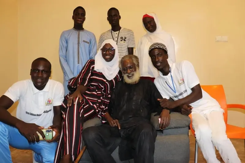 L'équipe d'organisation du Royaume des Bilingues réunie avec le parrain Abasse Ndione