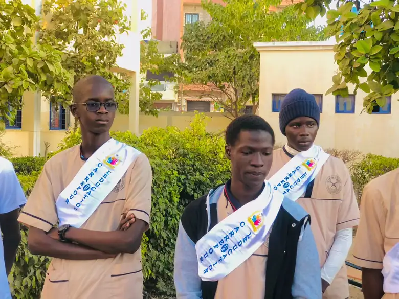 Élèves portant l'écharpe du Carrefour de l'Éducation lors d'une cérémonie