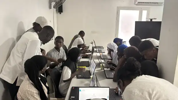 Apprenants passant le test de placement sur ordinateurs