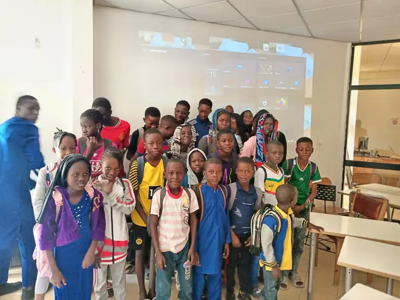 Groupe d'enfants réunis dans une salle informatique