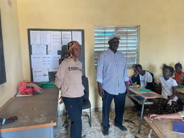 Deux responsables s'adressant à une classe à l'ouverture des cours