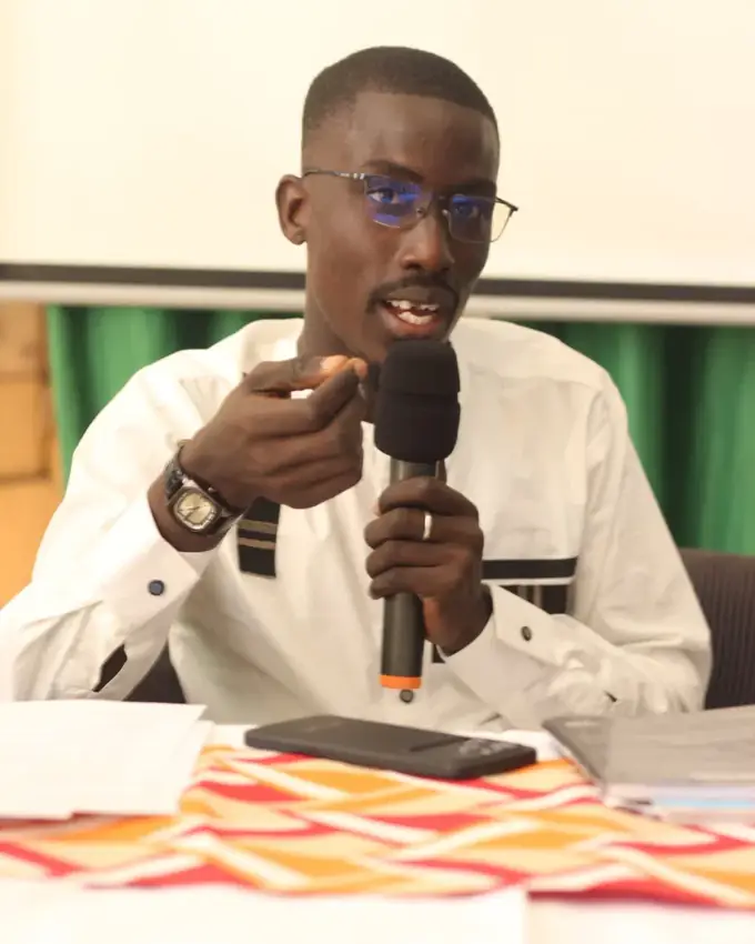Mouhamed Gueye, président du Carrefour de l'Éducation, prenant la parole lors d'une rencontre