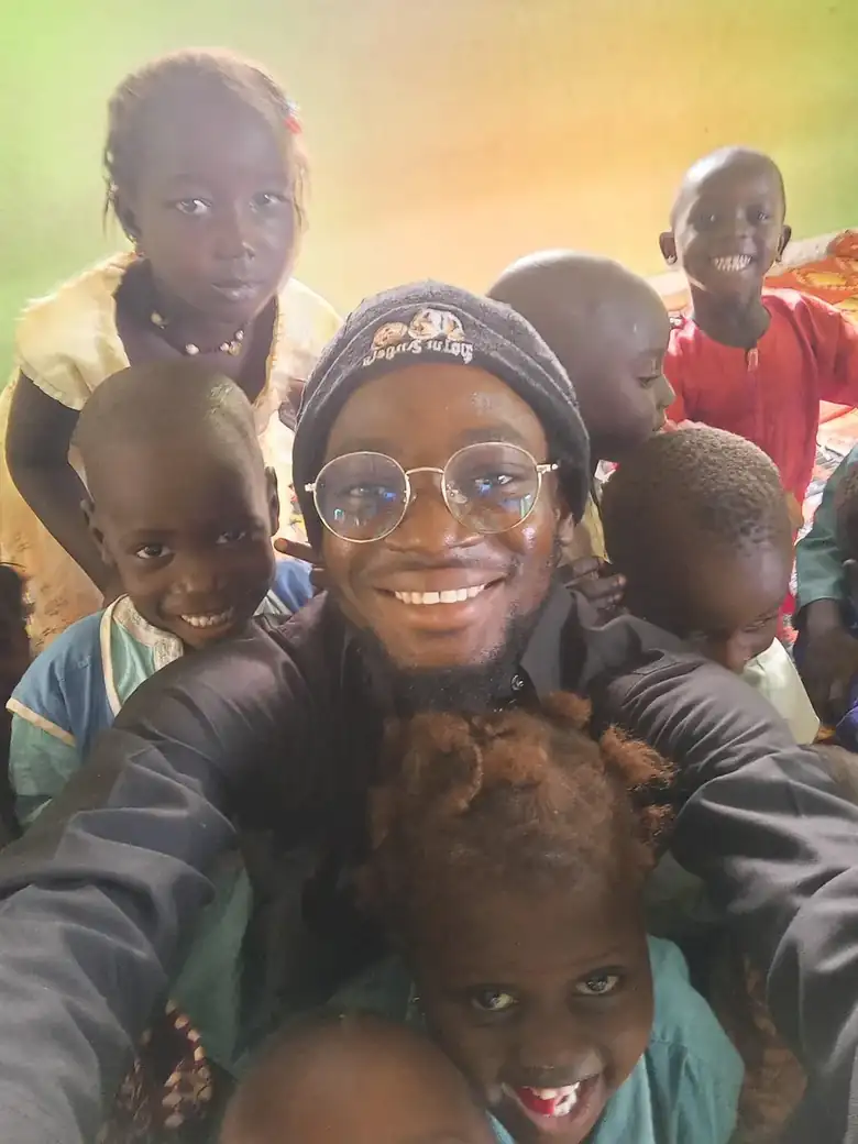Cheikh Diaban et Mouhamed Gueye entourés d'enfants lors de la mission à Sédhiou